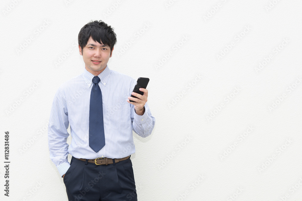 スマートフォンを持つ笑顔のビジネスマン スマートフォンを持つ笑顔のビジネスマン