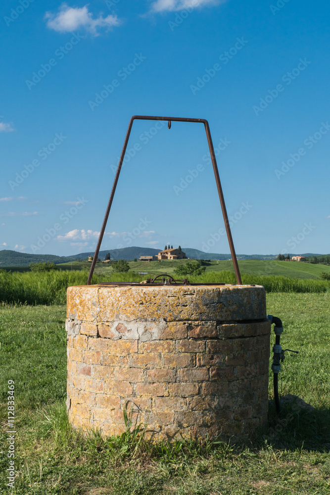 alter Brunnen in der Toskana