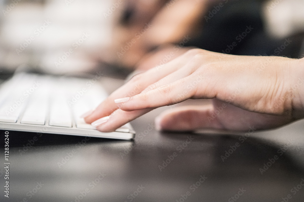 Hände an der Tastatur im Büro