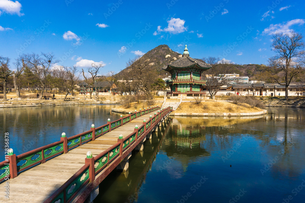 Fototapeta premium Gyeongbokgung Palace blue sky