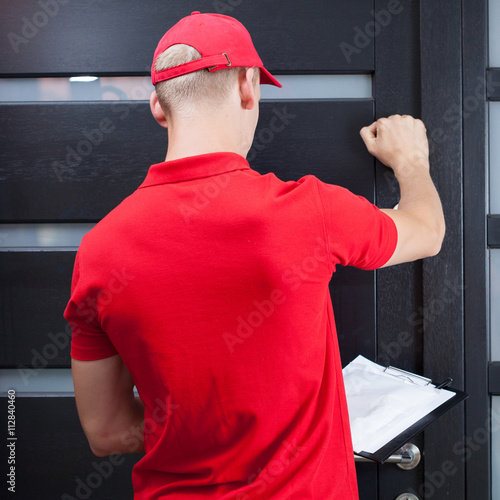 Photography Delivery man knocking on the client's door