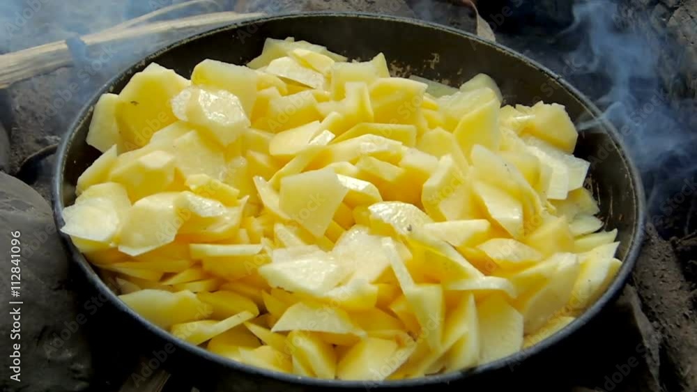 Fry the potatoes over a campfire Fry the potatoes over a campfire