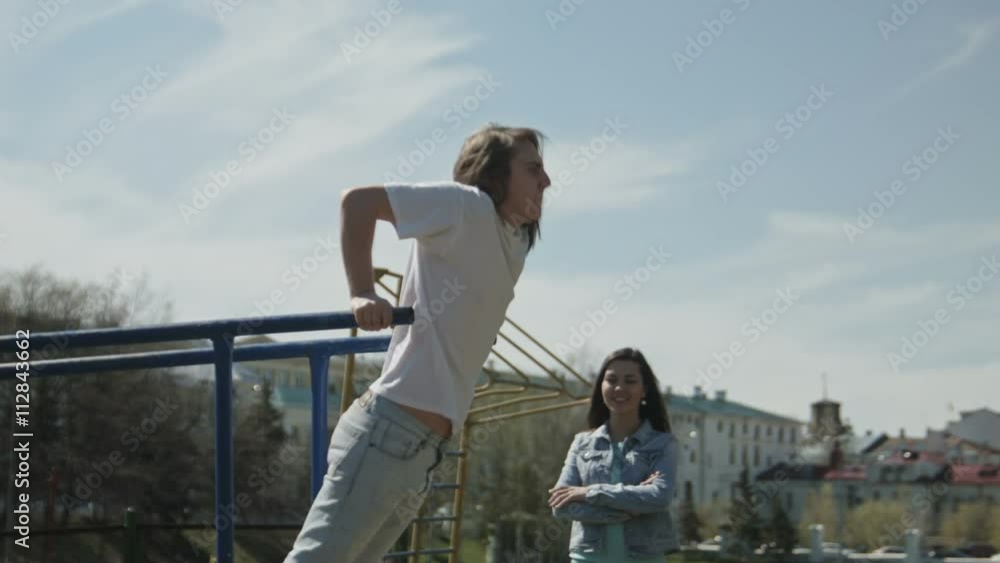 girl looking for a boyfriend who trains in the park girl looking for a boyfriend who trains in the park