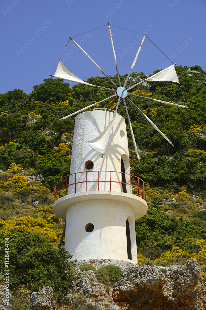 Φωτογραφία Water pumps driven by wind on the mountain plateau Lasithi in the inland of the