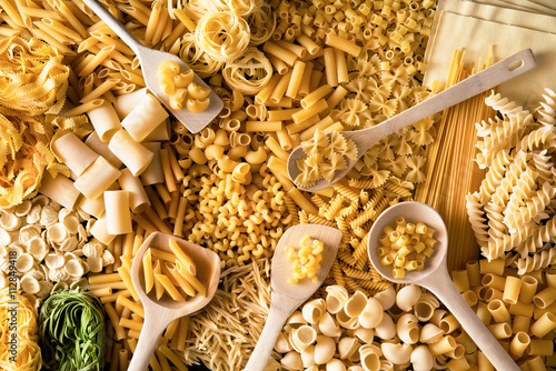 Quadro su tela fondo di pasta italiana mista con cucchiai di legno