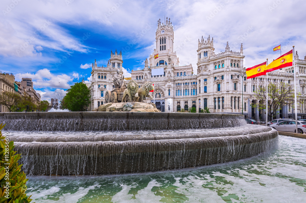 Fototapeta premium Cybele's Square (Plaza de la Cibeles) and Central Post Office (Palacio de Comunicaciones) in Madrid, Spain