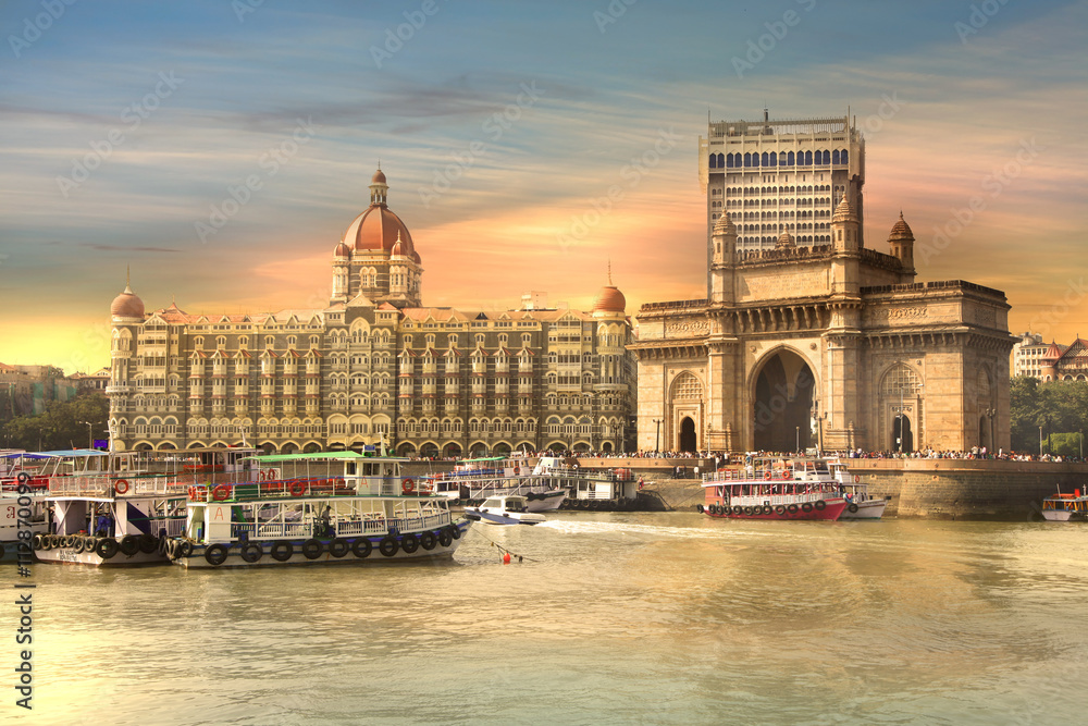 Fototapeta premium Bombaj, Indie - 6 grudnia: Brama Indii została zbudowana przez brytyjski raj w 1924 roku, konstrukcja jest łukiem bazaltowym, w dniu 6,2015 grudnia Mumbai, Indie