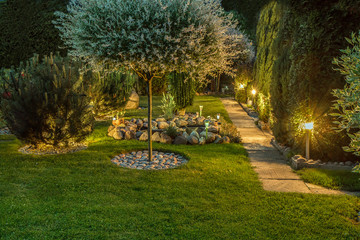 Keuken achterwand Tuin Verlichte tuin met sfeervolle lantaarns  © Geraldas