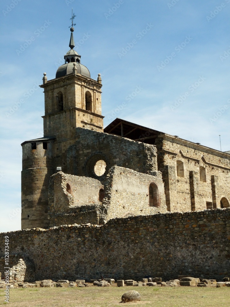 Monasterio de Santa María de Carracedo ,antigua abadía,  siglo X de las  órdenes benedictina y cisterciense. Ubicado en el municipio de Carracedelo, El Bierzo, León,  España 