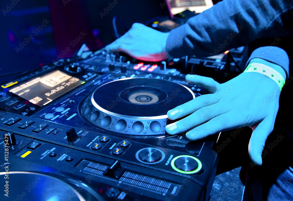 Naklejka premium Dj playing the track