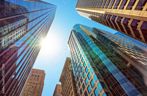 Fotografiet Bottom-up view of skyscrapers mirrored in glass in Philadelphia
