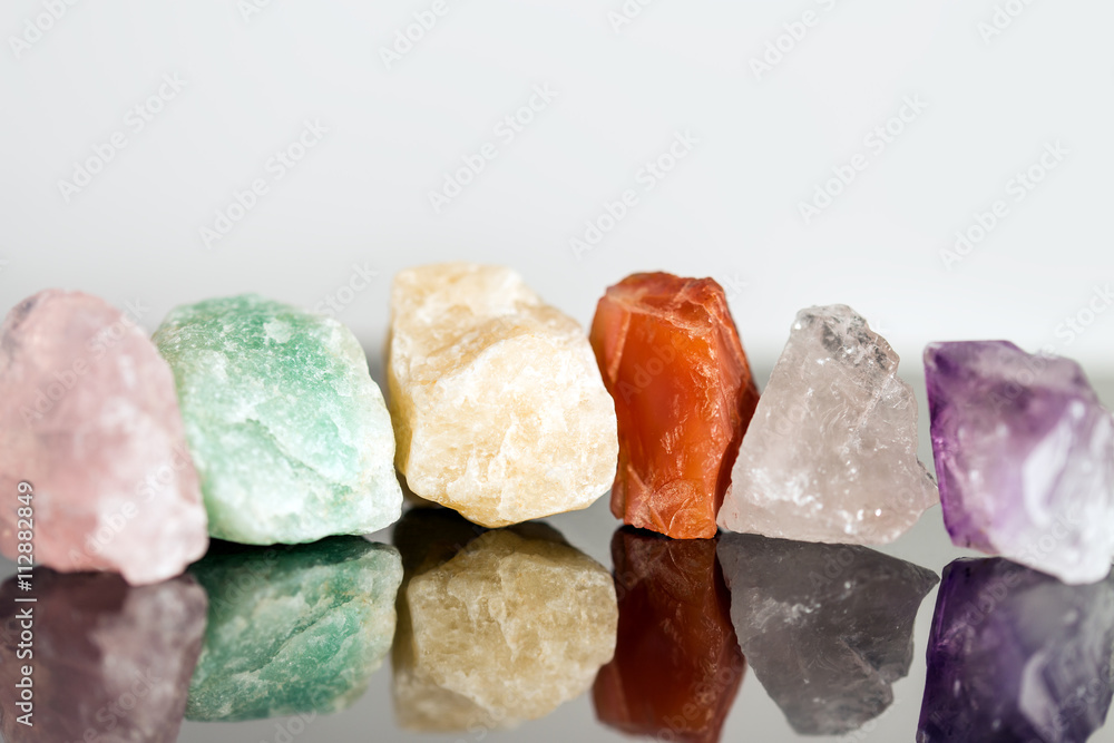 Verschiedene Heilsteine oder Mineralien mit Spiegelungen Verschiedene Heilsteine oder Mineralien mit Spiegelungen