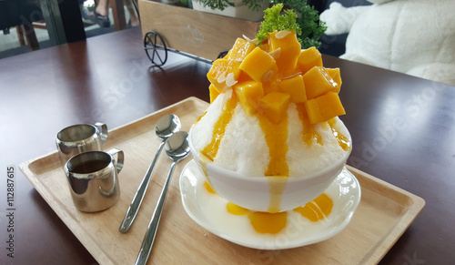 Bild auf Leinwand Mango with shaved ice milk flavour