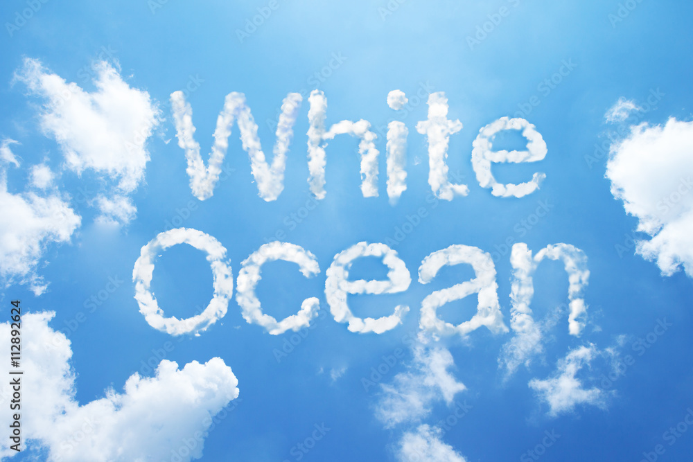 Fototapeta premium „biały ocean” chmura słowo na niebie.
