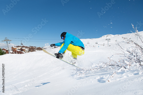Canvas Print Young man jumping with snowboard