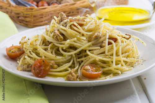 Spaghettis with ingredients