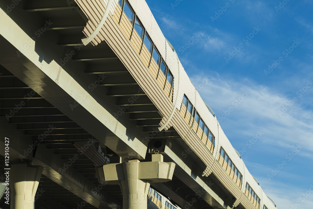 Obraz premium виадук на фоне голубого неба