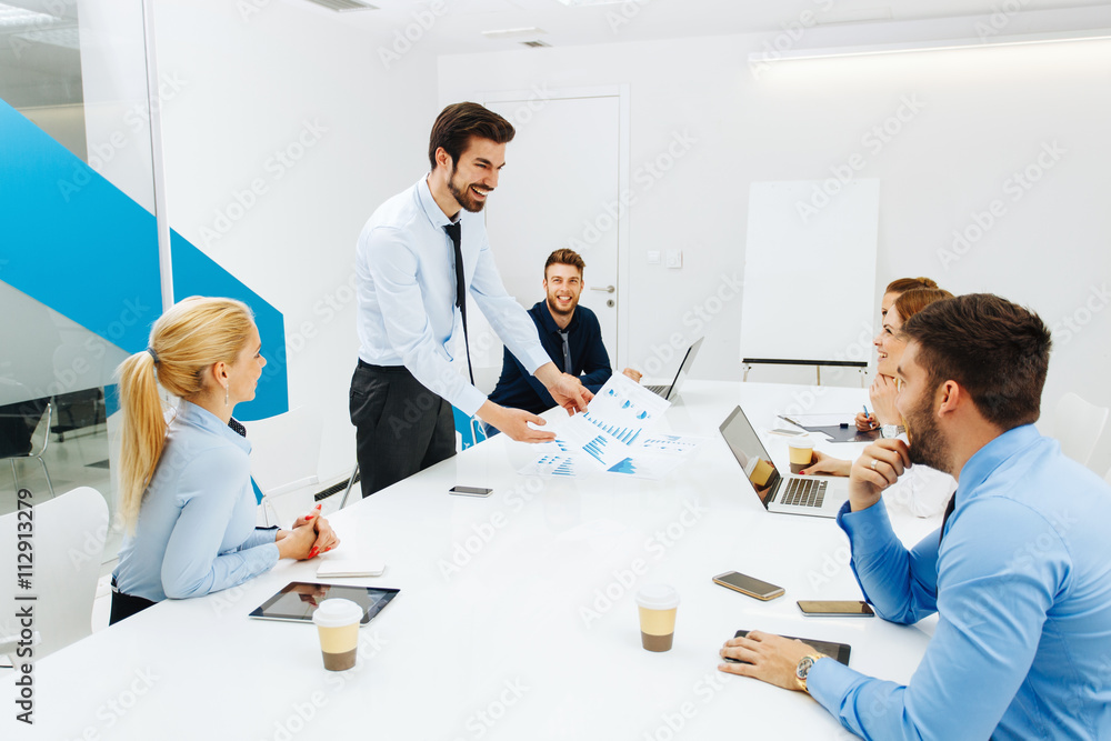 Obraz premium Young business people having a meeting in a conference room