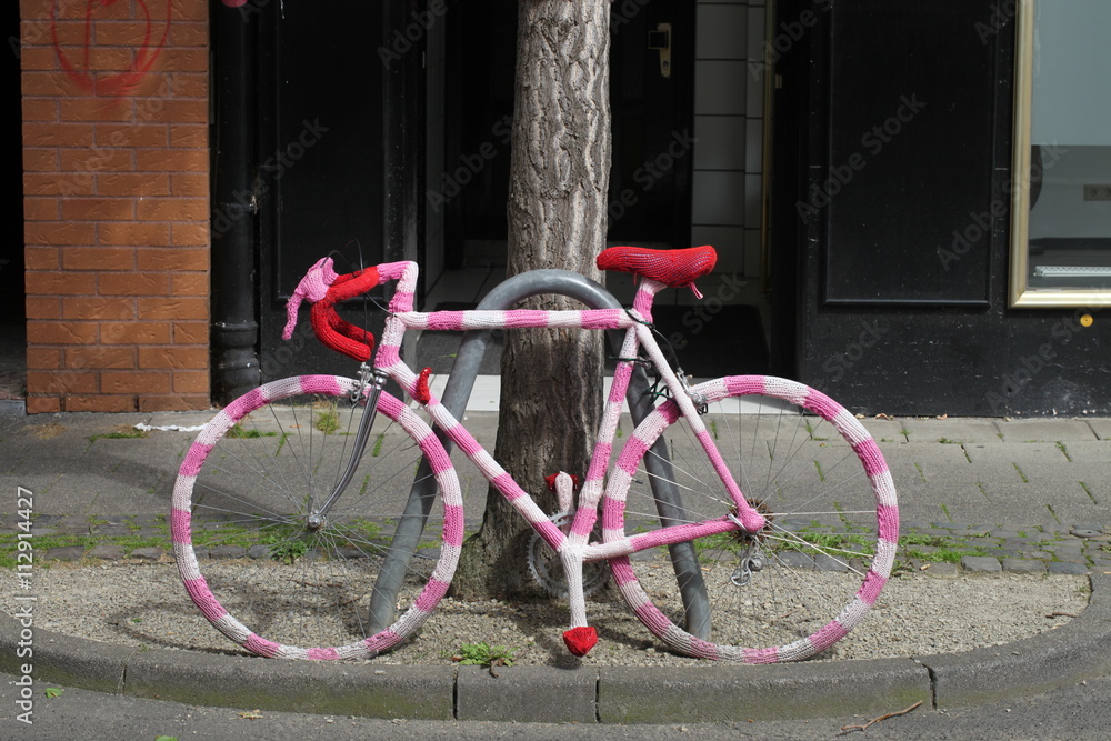 Umhäkeltes Rennrad steht an der Straße