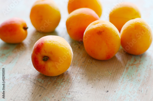 Obst - Sonnenreife Aprikosen im Sommer, vitaminreiche Früchte für eine gesunde pflanzliche Ernährung, kalorienarm und vitaminreich, natürliche Fruktose