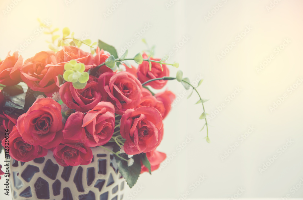 Obraz premium bunch of red rose flower on table with nature blur background