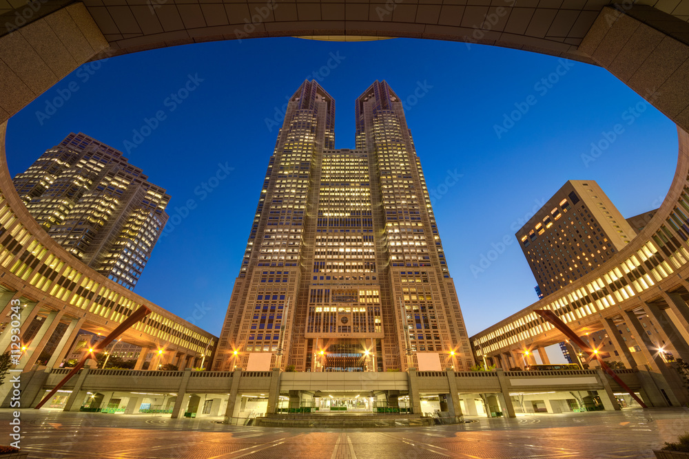 Naklejka premium Budynek rządu metropolitalnego w Tokio, widok nocny