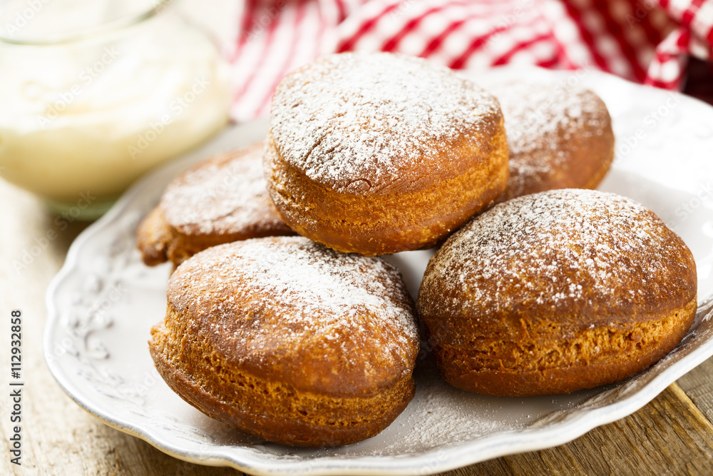 Donuts with vanilla and lemon cream Donuts with vanilla and lemon cream
