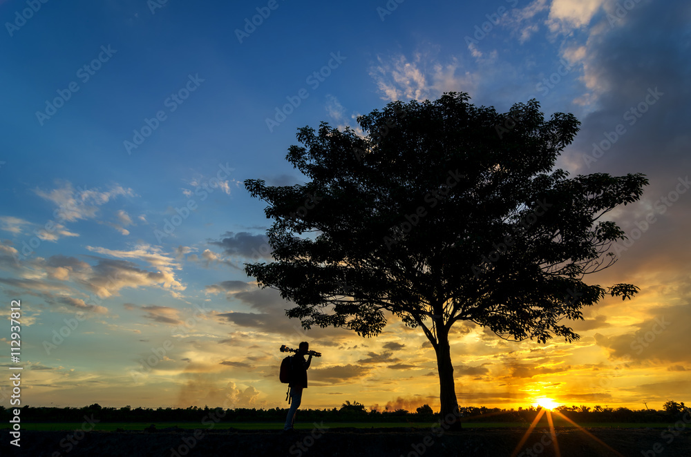 Fototapeta premium Silhouette photographer