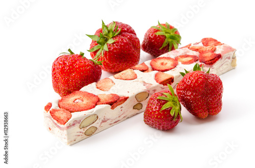 Torrone mit Erdbeeren