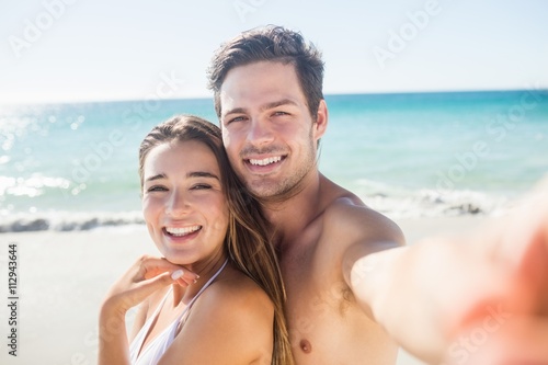 Couple taking a selfie on the beach © WavebreakMediaMicro