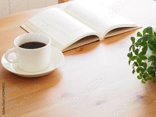 テーブルの上のコーヒーと本
