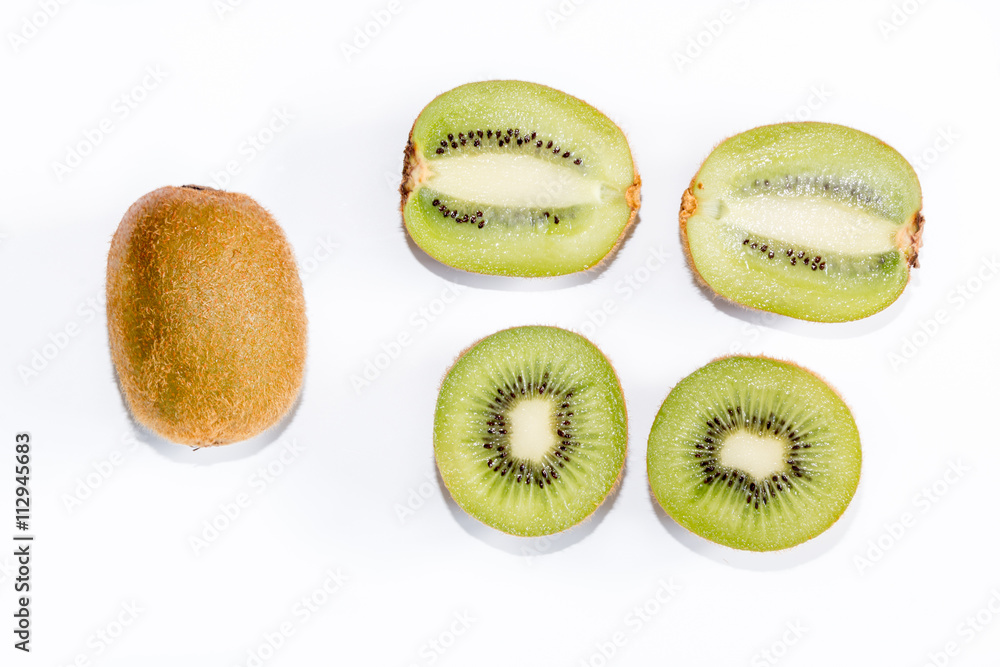 Obraz premium Cross section of ripe kiwi on white background