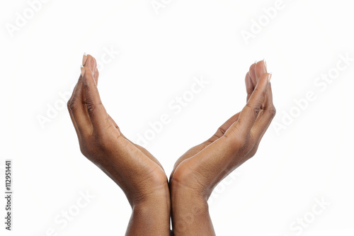 mains femme noire africaine mise en forme de coupe 