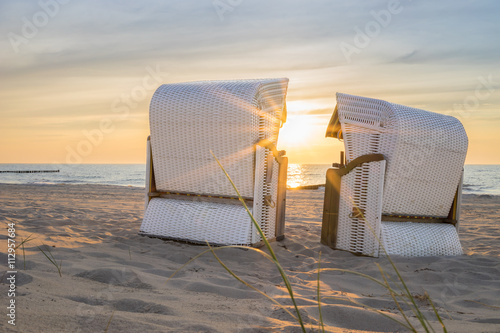 Die Abendstimmung im Strandkorb an der Ostsee geniessen photo
