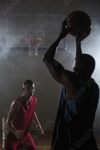 Obraz na plátně Portrait of two men playing basketball