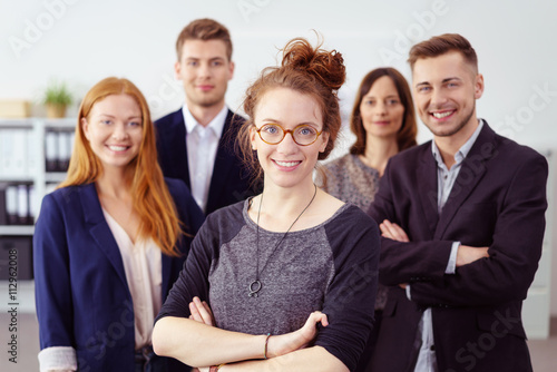 frau mit kollegen am arbeitsplatz