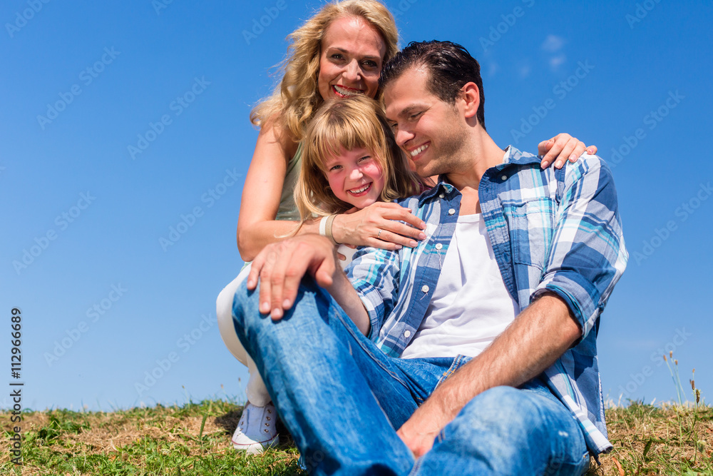 Mutter, Vater, Kind, sitzend unter freiem Himmel Mutter, Vater, Kind, sitzend unter freiem Himmel