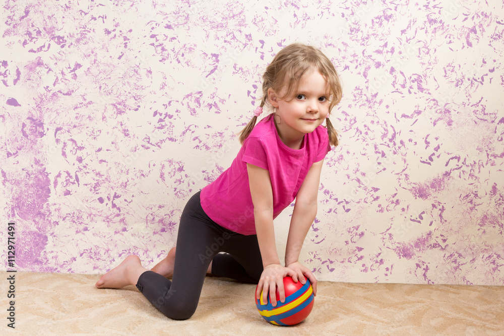 Naklejka premium cute little girl with small ball