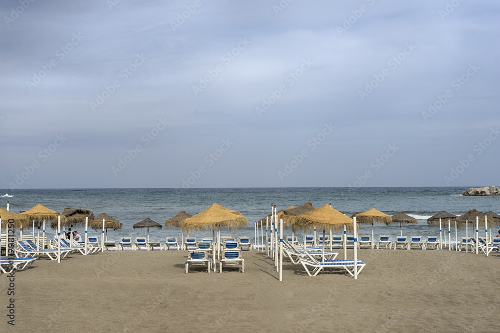 hermosas playas con sus sombrillas del municipio de fuengirola en la ciudad de Málaga