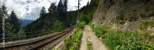 Eisenbahntunnel im Gebirge