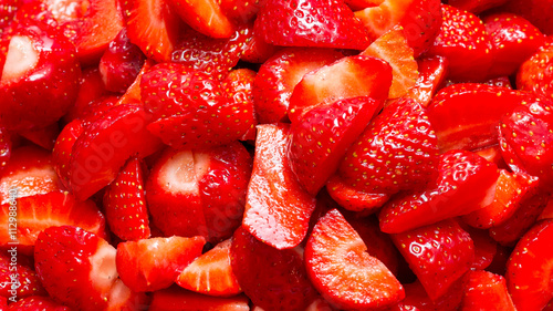 Frisch geschnittene Erdbeeren fertig zur Weiterverarbeitung in der Küche  photo