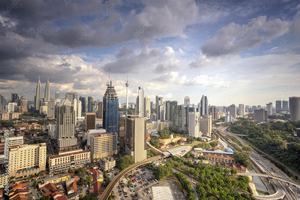 Obraz premium Dramatic scenery of the Kuala Lumpur city with storm coming