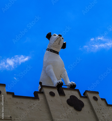 Obraz na plátně Nipper the dog and his victrola atop the former RCA building Alb