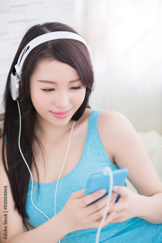 Naklejka premium woman enjoying the music