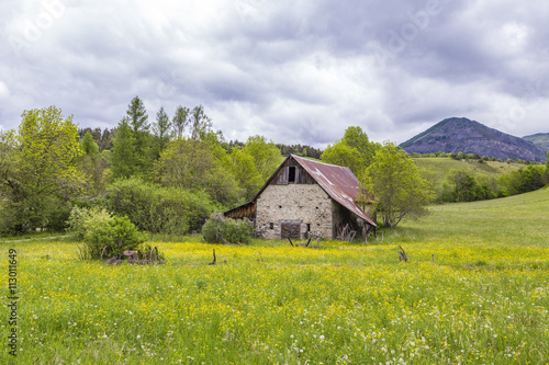 Fotografie meadow with hut near le Vernet at col Mirabeau