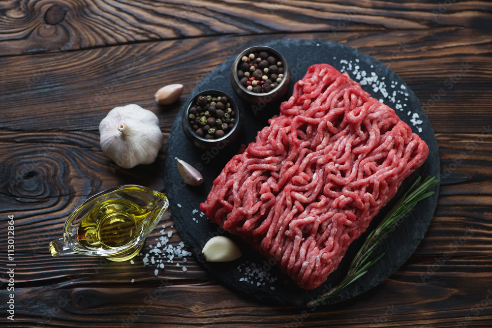 Εκτύπωση καμβά Top view of fresh ground beef meat with seasonings