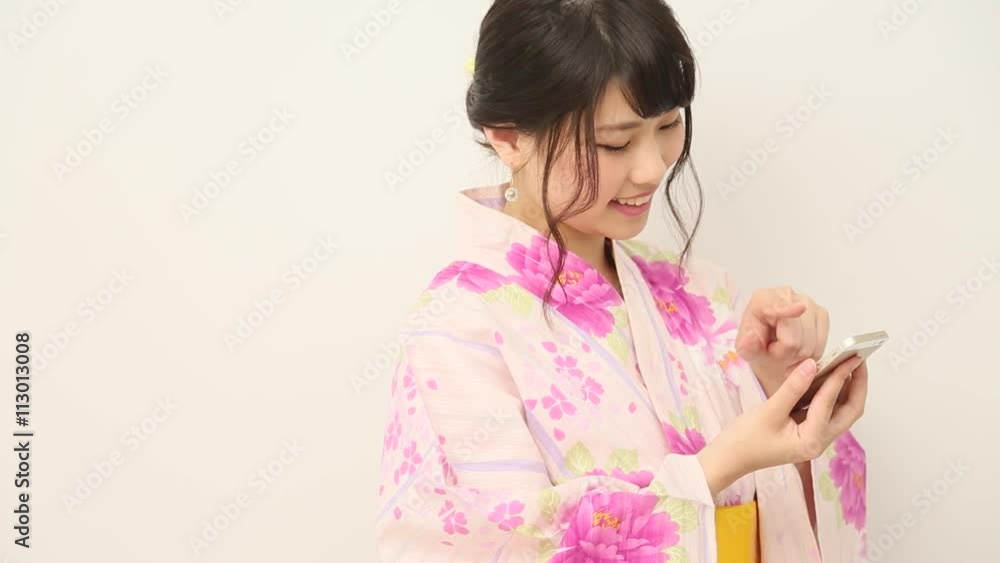 スマートフォンを操作する浴衣の女性