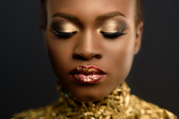 Fotobehang Zwart goud Jonge Afrikaanse vrouw gouden make-up  © andrii kobryn
