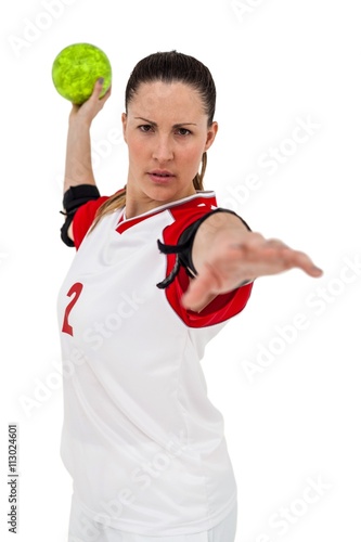Sportswoman throwing a ball © WavebreakMediaMicro