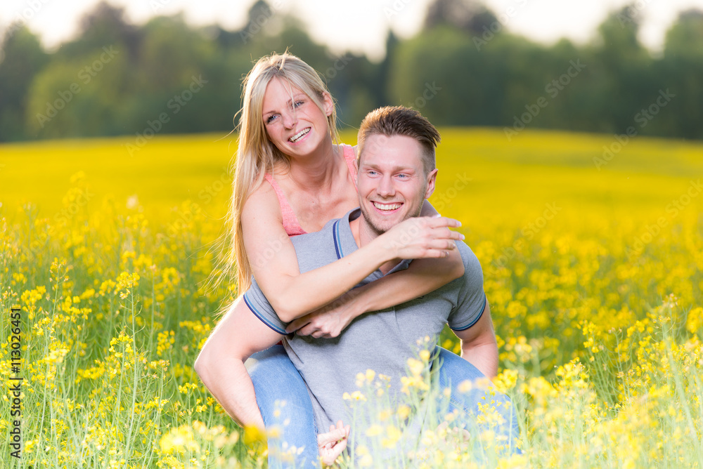 entspanntes lachendes junges pärchen